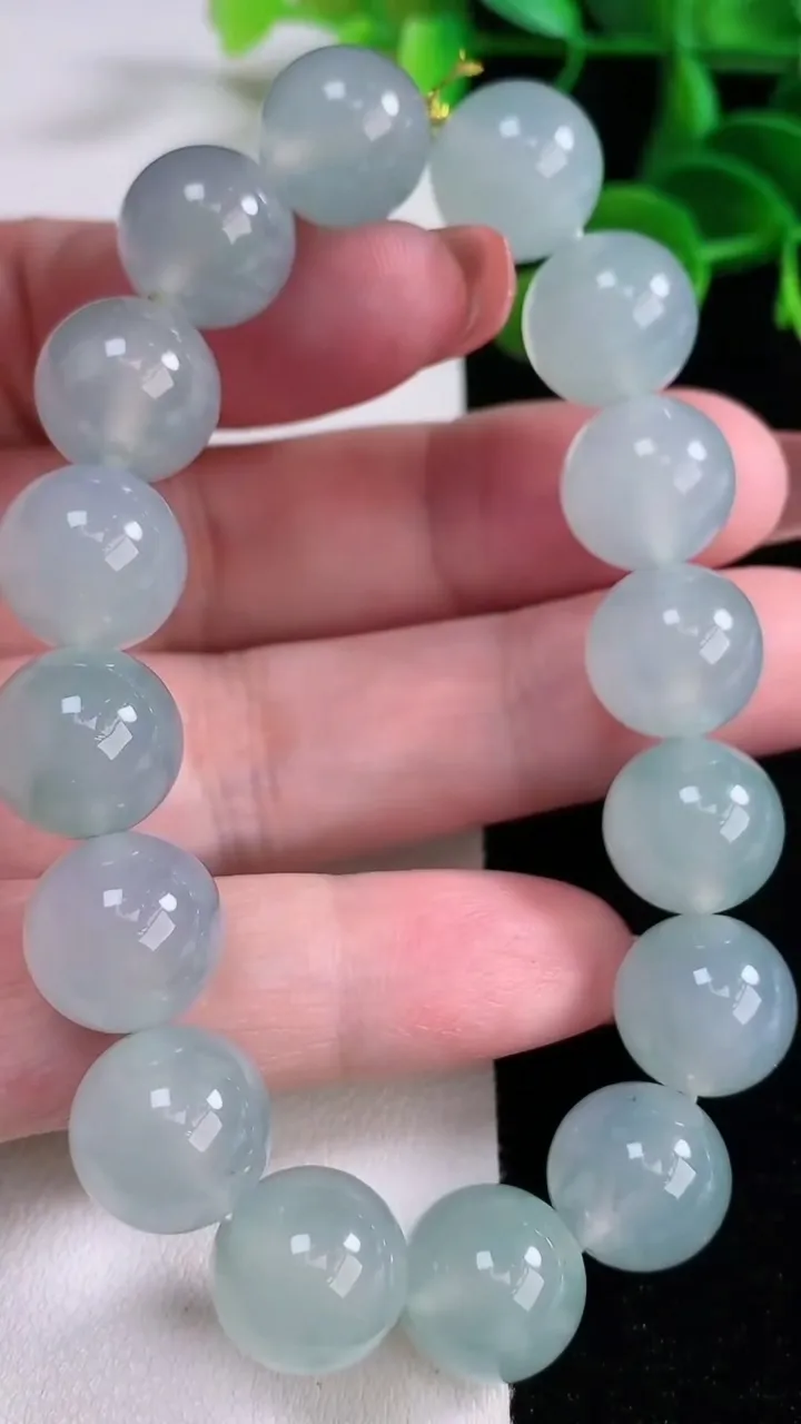 天然A货翡翠圆珠手串，尺寸12.5-16颗，重量:54.65g12月16日
工厂直销收藏佳品,种好水足，色泽均匀，有种有色，上手高大气！