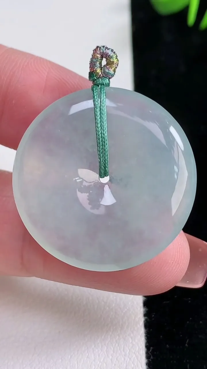 天然A货翡翠平安扣吊坠，尺寸29.6-4.7，重量:9.08g
12月16日