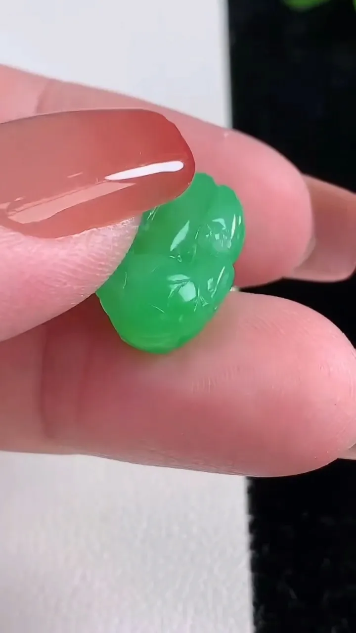 天然A货翡翠貔貅吊坠，尺寸16.2-11.6-6.8，重量:2.43g
12月16日