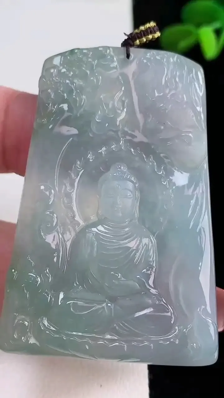 天然A货翡翠一念之间吊坠，尺寸56.5-38.6-5.2，重量:29.06g
12月16日