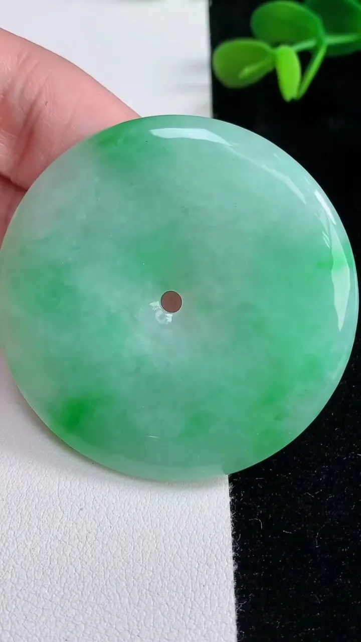 天然A货翡翠平安扣吊坠，尺寸52-5.7，重量:35.82g
12月16日