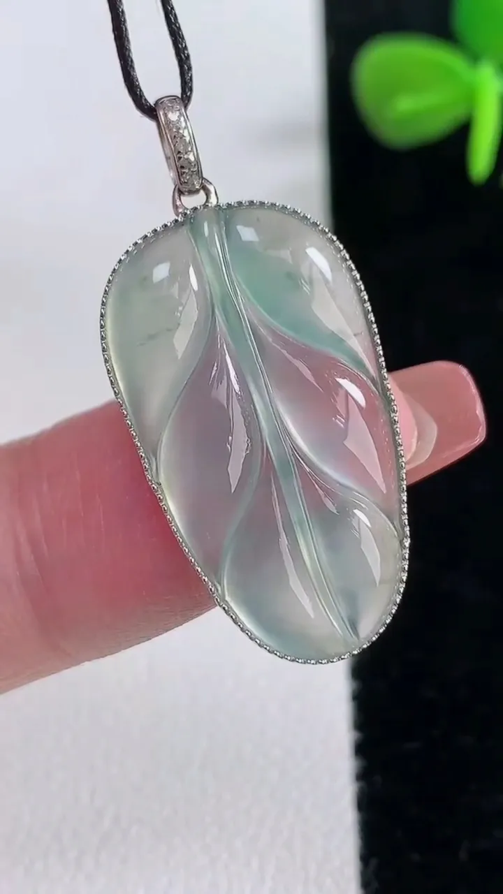 天然A货翡翠种飘花金枝玉叶 叶子吊坠，尺寸26.6-15.4-3.3，重量:3.08g
12月16日