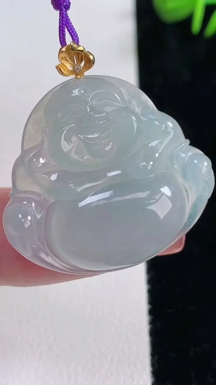 天然A货翡翠种白冰佛公吊坠，尺寸28.2-31.2-5.4，重量:7.90g
12月16日