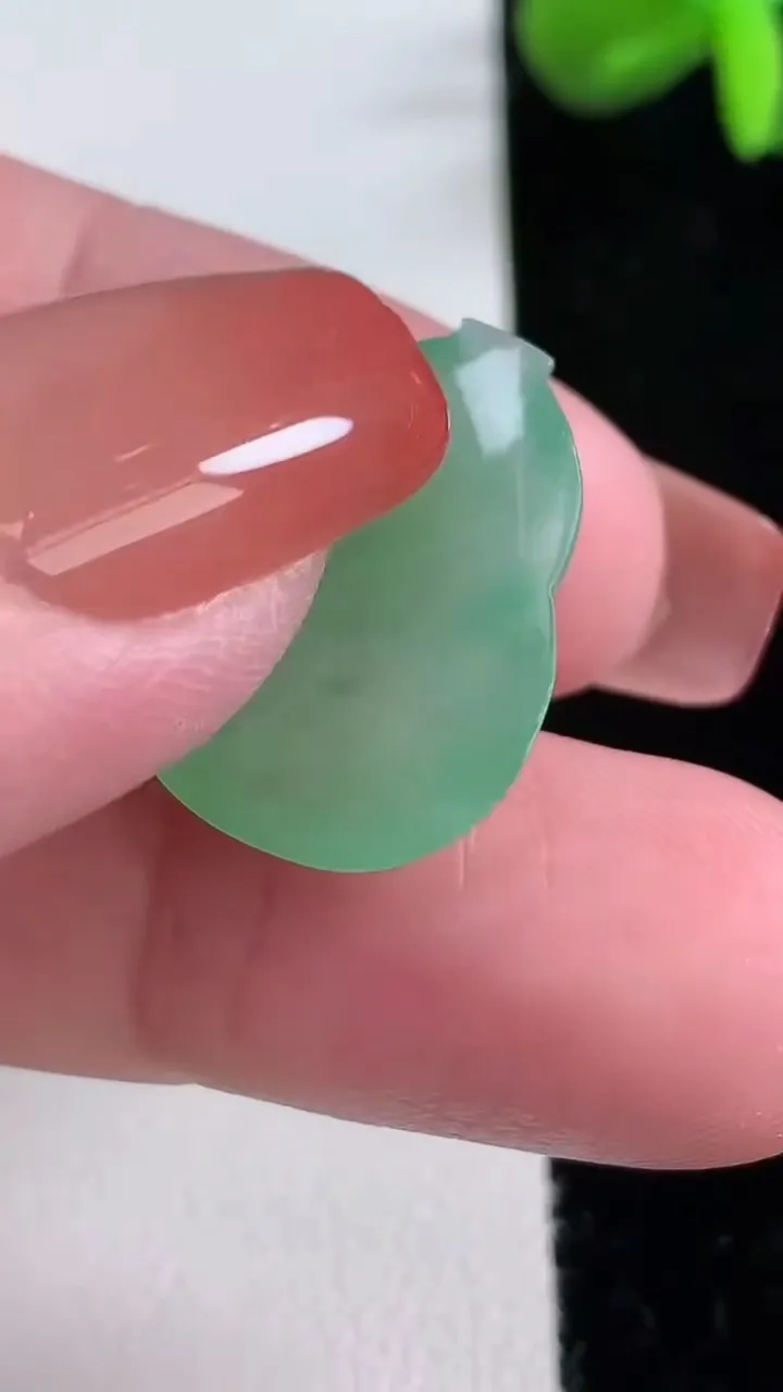 天然A货翡翠葫芦镶嵌件，尺寸21.3-17-5.6，重量:3.48g
12月16日