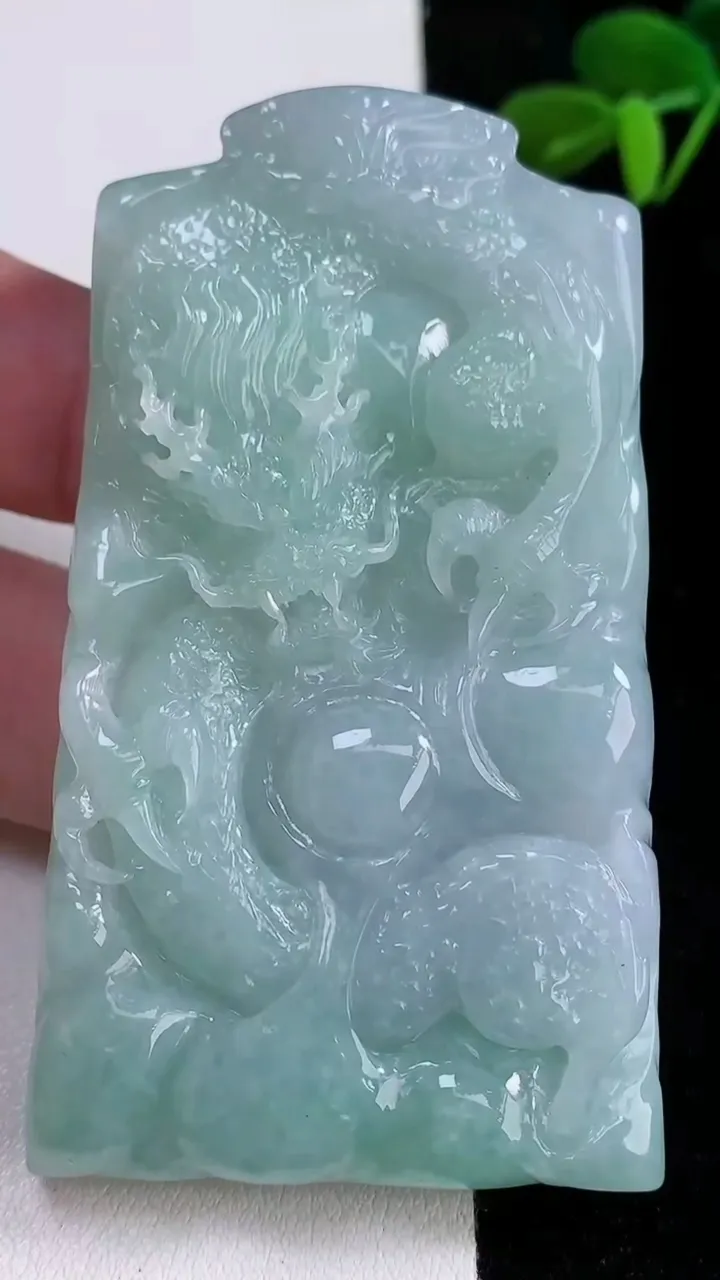 天然A货翡翠龙牌吊坠，尺寸72.2-41-9.2，重量:68.60g
12月16日