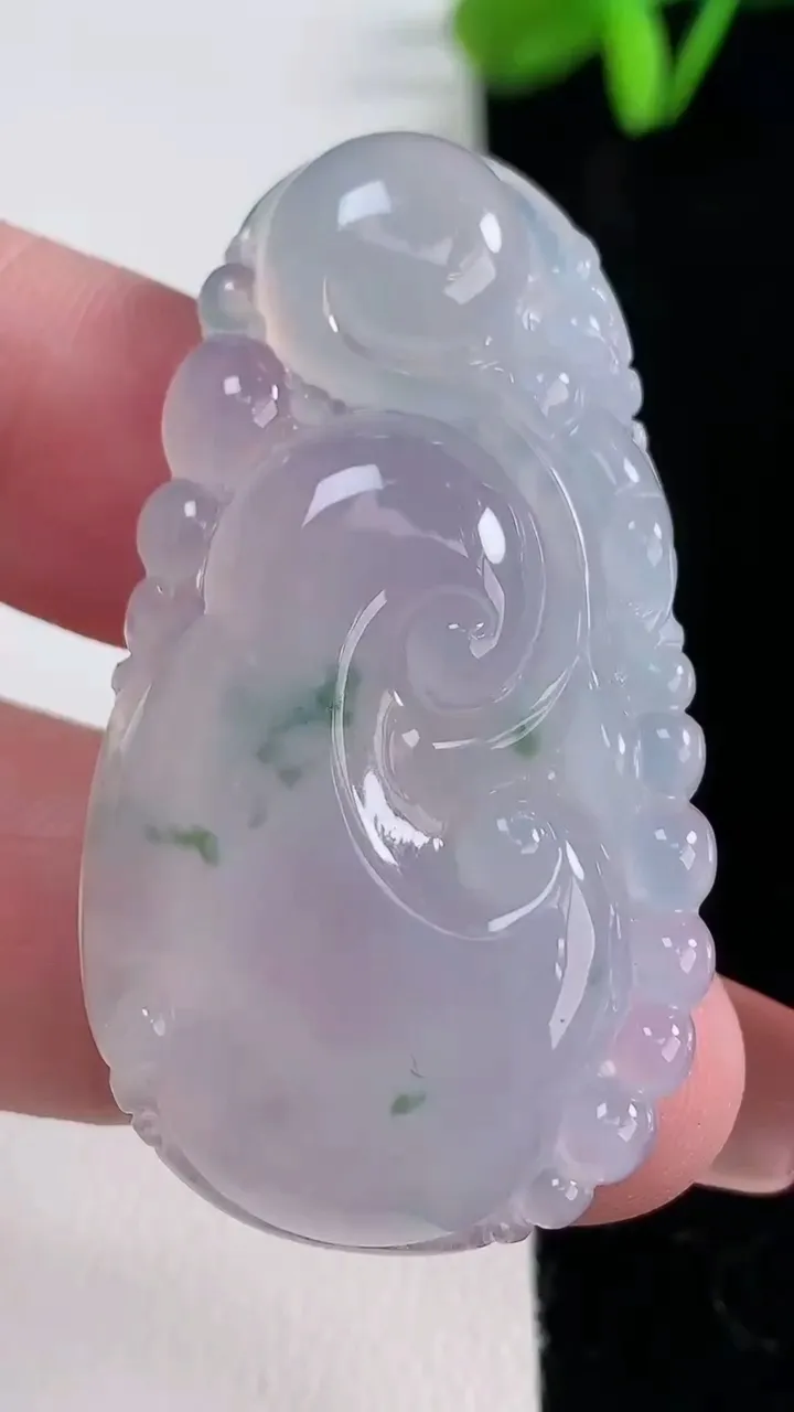 天然A货翡翠冰种飘花如意吊坠，尺寸48-26.6-6.4，重量:16.23g
12月16日