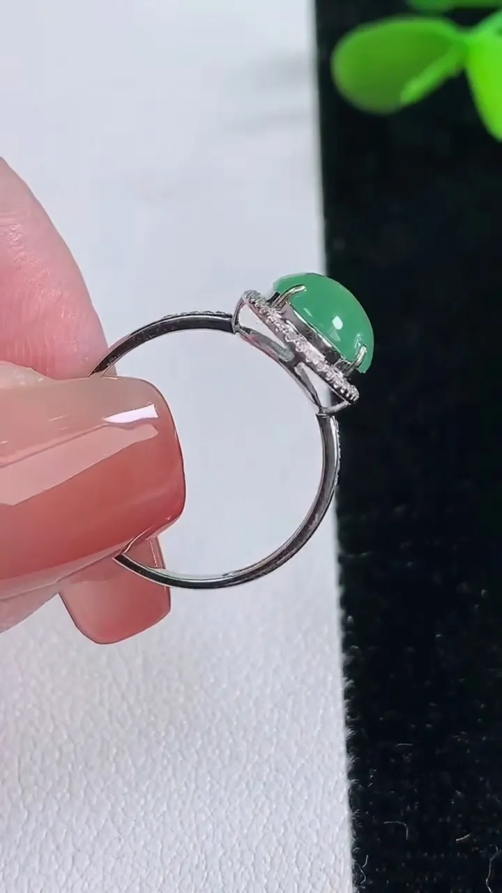 天然A货翡翠蛋面戒指，尺寸16.5-9.6-8-6.3，重量:1.91g2025年12月16日
工厂直销收藏佳品,种好水足，色泽均匀，有种有色，上手高大气！