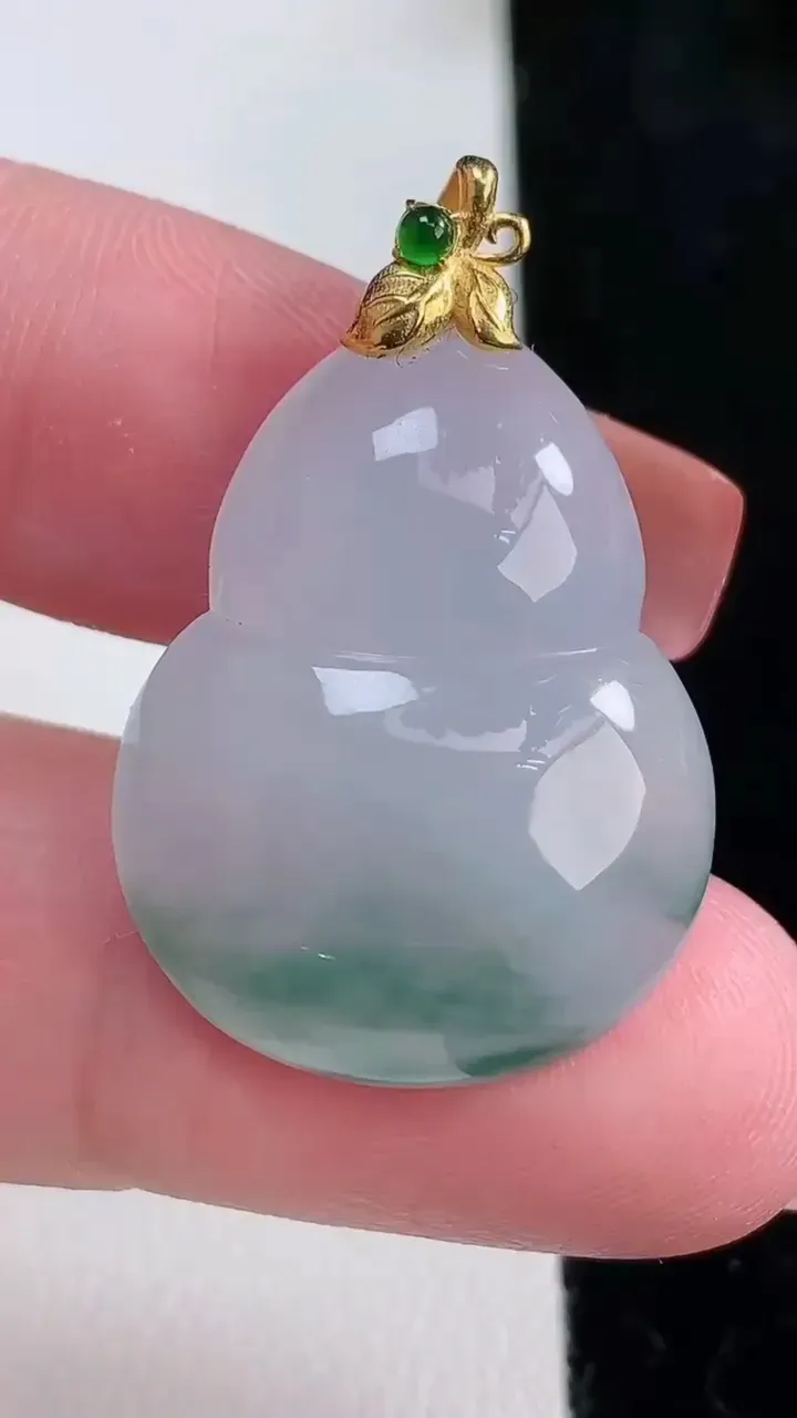 天然A货翡翠种飘花葫芦吊坠，尺寸29-21.8-6.2，重量:6.80g
12月16日