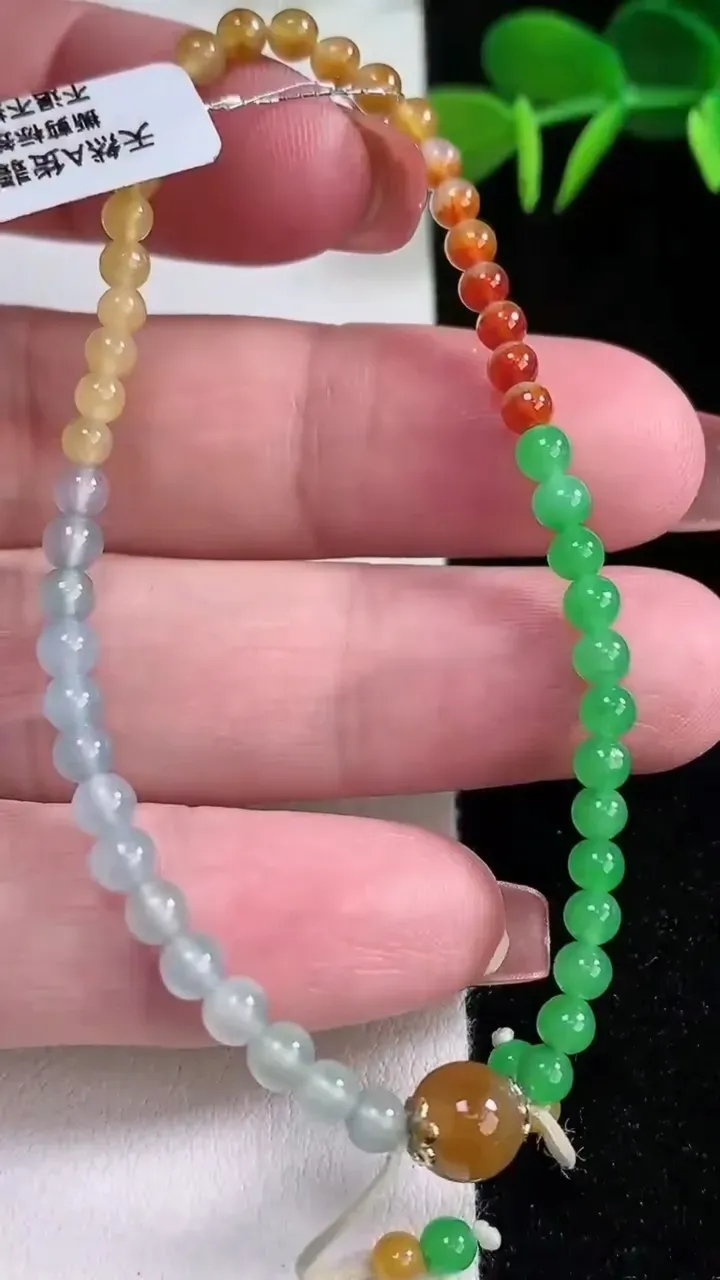 天然A货翡翠三彩小米珠手串，尺寸3.4-49颗，重量:5.00g12月16日
工厂直销收藏佳品,种好水足，色泽均匀，有种有色，上手高大气！