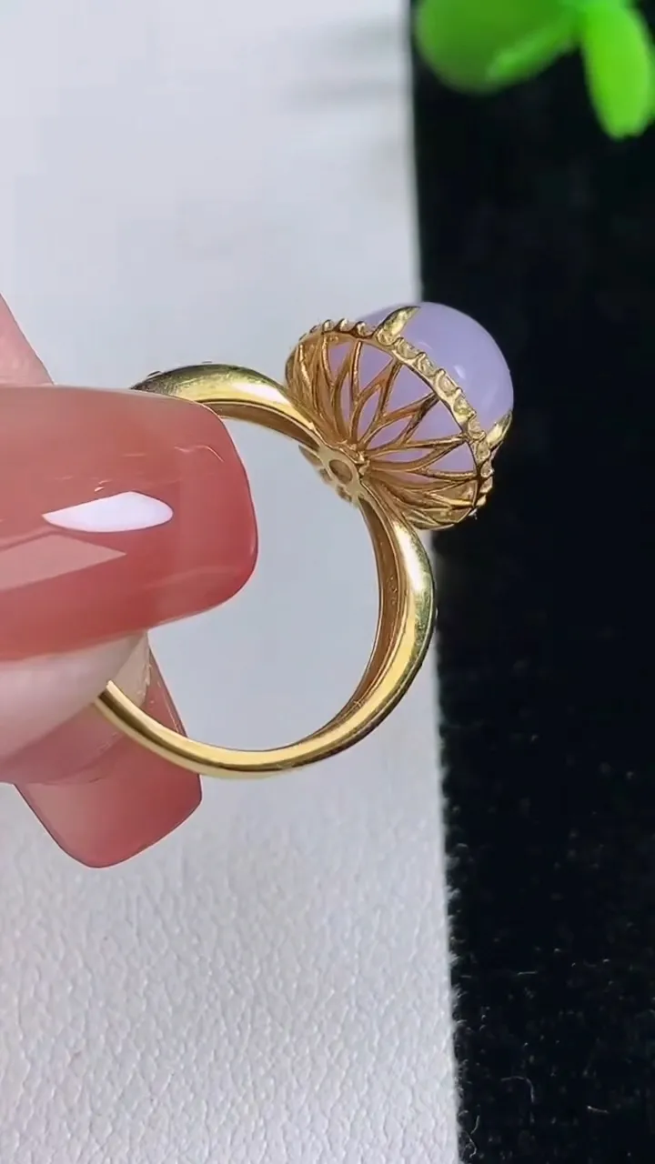 天然A货翡翠18K金紫罗兰蛋面戒指，尺寸17.4-11.5-10.2-10.8，重量:4.16g2025年12月16日
工厂直销收藏佳品,种好水足，色泽均匀，有种有色，上手高大气！