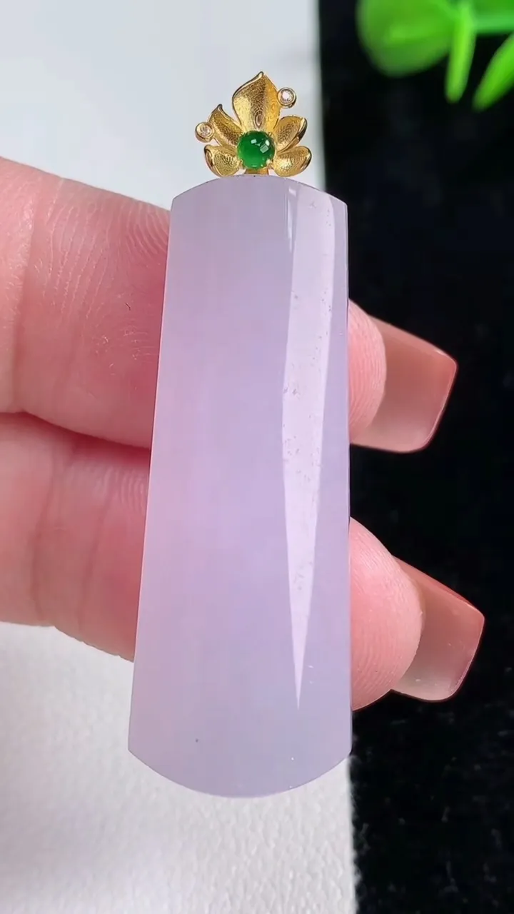 天然A货翡翠18K金紫罗兰无事牌吊坠，尺寸39.2-15-5.7，重量:7.97g
12月16日