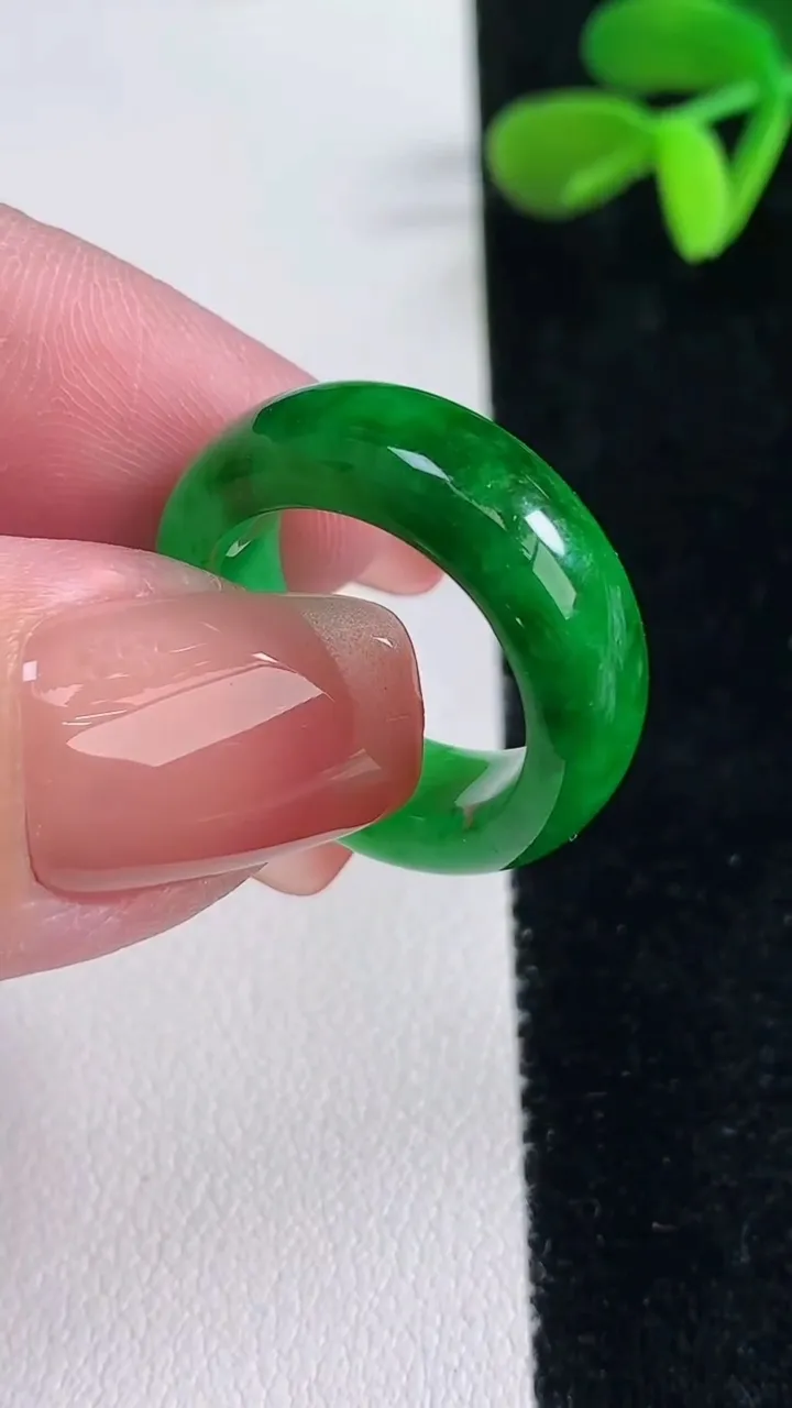 天然A货翡翠指环戒指，尺寸16.8-7.4-3.8，重量:5.73g2025年12月16日
工厂直销