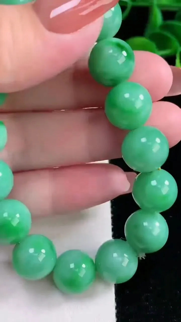 天然A货翡翠圆珠手串，尺寸12.5-16颗，重量:55.02g12月16日
工厂直销收藏佳品,种好水足，色泽均匀，有种有色，上手高大气！