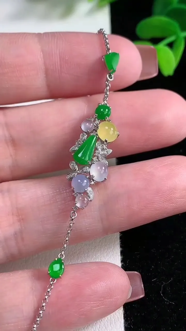 天然A货翡翠无事牌手链，尺寸26.2-10-4.8，重量:2.84g
12月16日