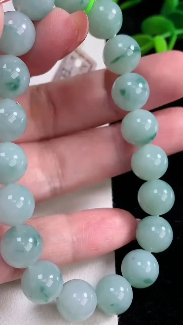 天然A货翡翠种飘花圆珠手串，尺寸10.8-19颗，重量:41.98g12月16日
工厂直销收藏佳品,种好水足，色泽均匀，有种有色，上手高大气！