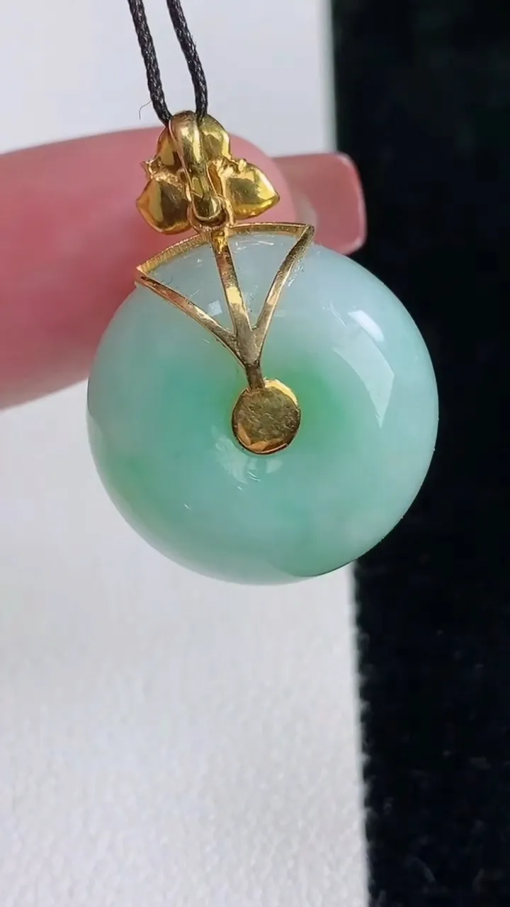 天然A货翡翠路路通吊坠，尺寸19.2-13.3，重量:11.88g
12月16日