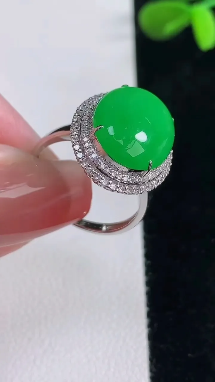 天然A货翡翠蛋面戒指，尺寸17.7-15.3-12-8.7，重量:4.55g2025年12月16日
工厂直销收藏佳品,种好水足，色泽均匀，有种有色，上手高大气！