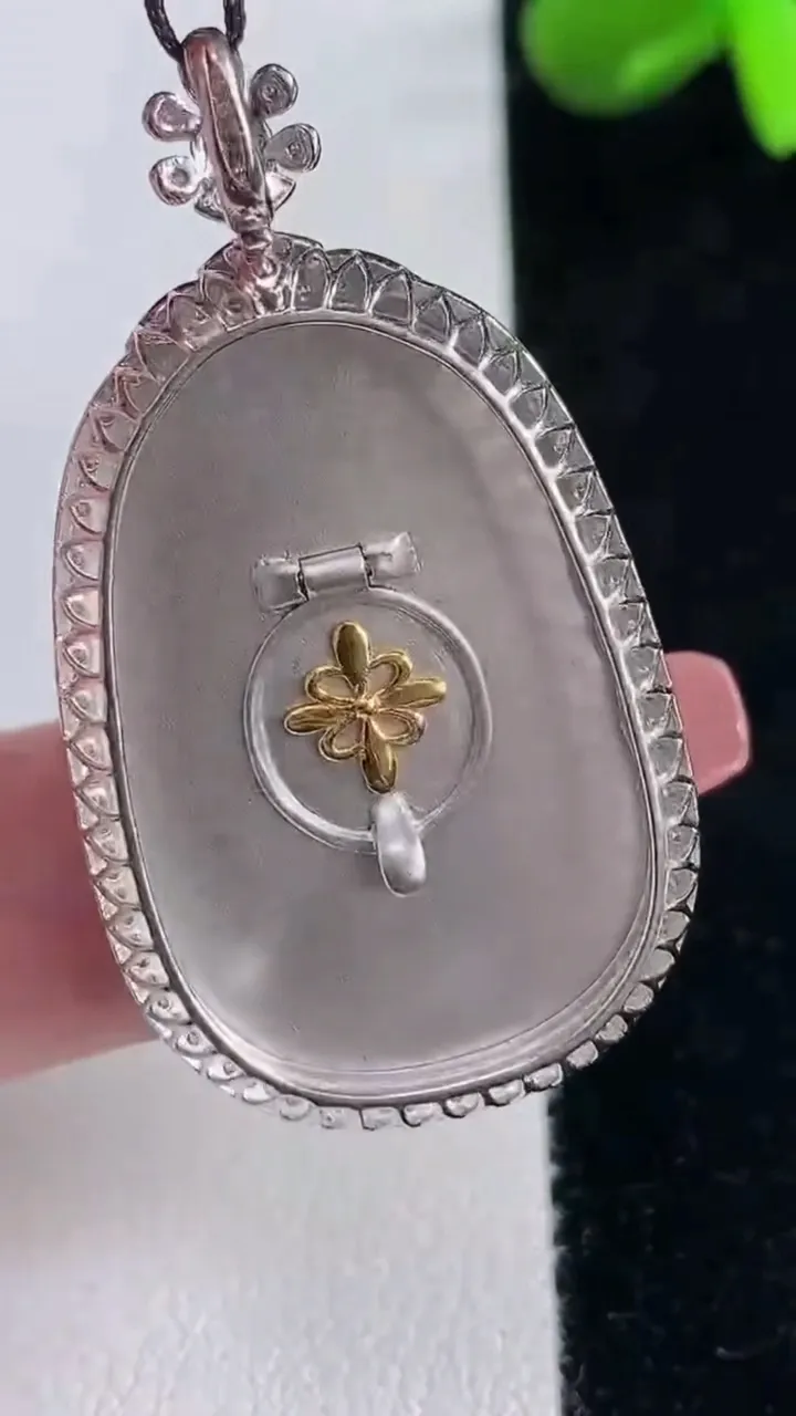 天然A货翡翠如意吊坠，尺寸42-23.5-7.6，裸石30.6-20.7重量:8.43g
12月16日