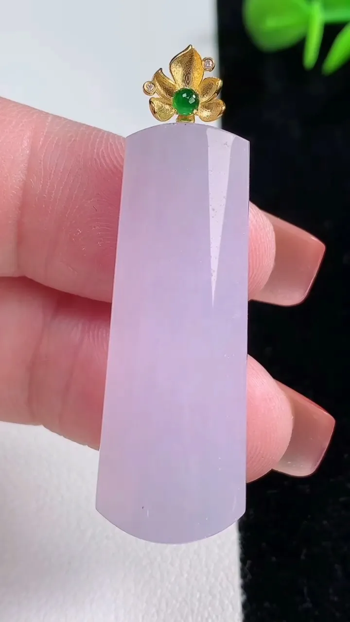 天然A货翡翠18K金紫罗兰无事牌吊坠，尺寸39.2-15-5.7，重量:7.97g
12月16日