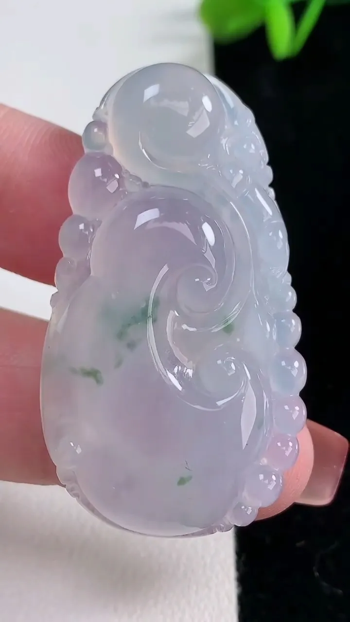 天然A货翡翠冰种飘花如意吊坠，尺寸48-26.6-6.4，重量:16.23g
12月16日