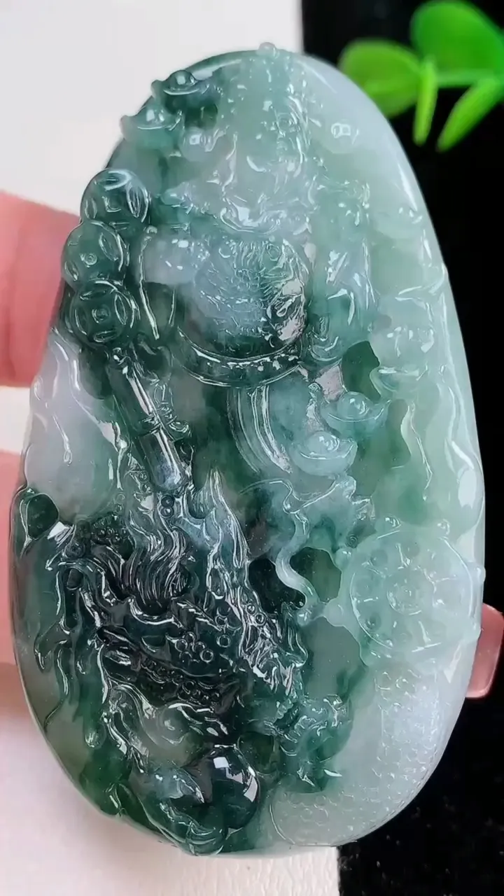 天然A货翡翠飘花御龙财神爷吊坠，尺寸67.4-39.4-5.6，重量:33.10g
12月16日