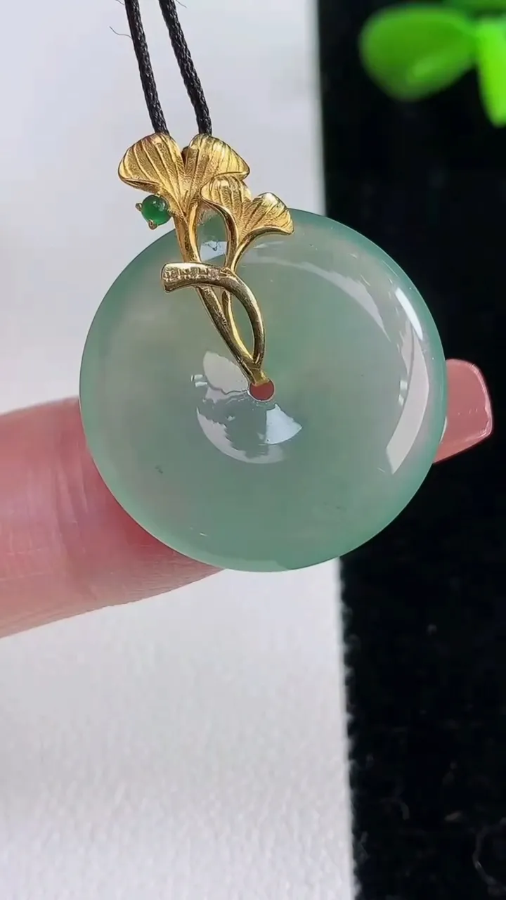 天然A货翡翠平安扣吊坠，尺寸22.5-4.1，重量:4.82g
12月16日