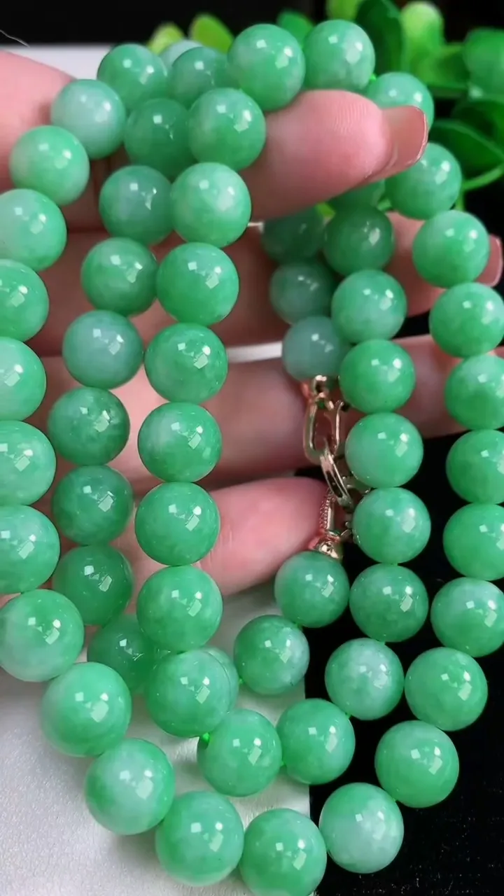 天然A货翡翠圆珠项链，尺寸10-64颗，重量:115.92g12月16日
工厂直销收藏佳品,种好水足，色泽均匀，有种有色，上手高大气！