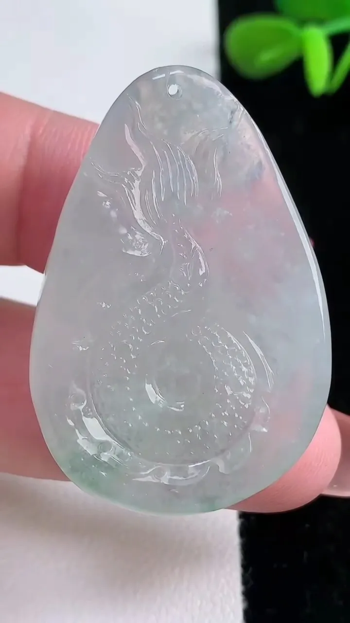 天然A货翡翠龙牌吊坠，尺寸42.6-29-8.6，重量:15.18g
12月16日