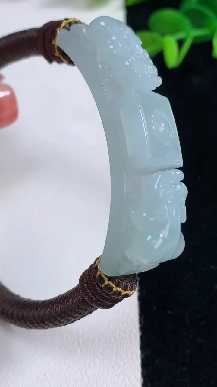 天然A货翡翠冰种飘花貔貅手绳，尺寸50-12-8.9，重量:28.73g
12月16日