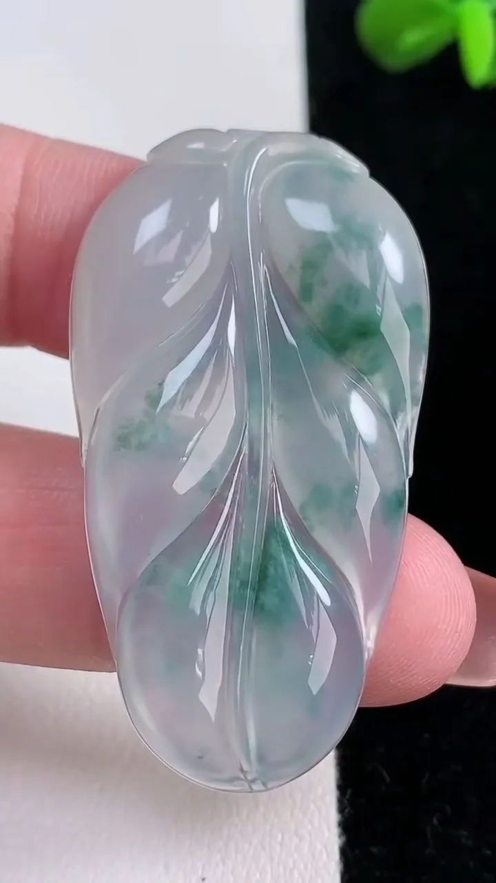 天然A货翡翠冰种飘花金枝玉叶 叶子吊坠，尺寸48.6-27-4.4，重量:10.33g
12月16日