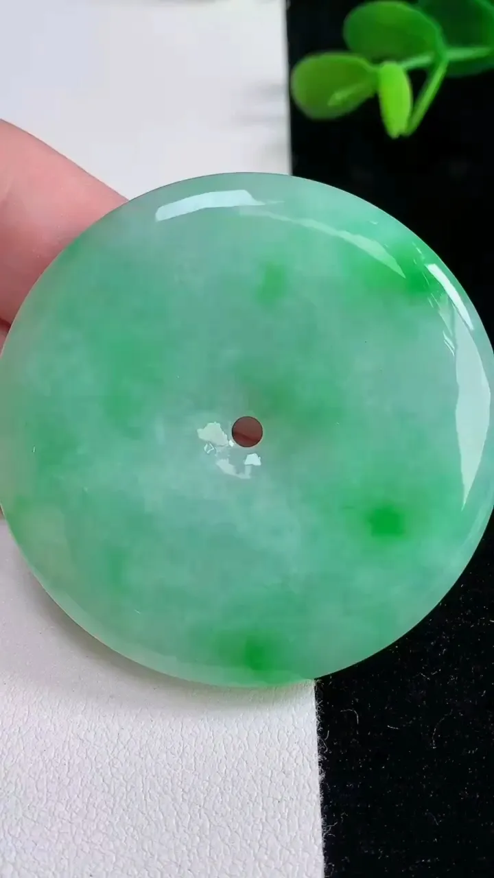 天然A货翡翠平安扣吊坠，尺寸52-5.7，重量:35.82g
12月16日