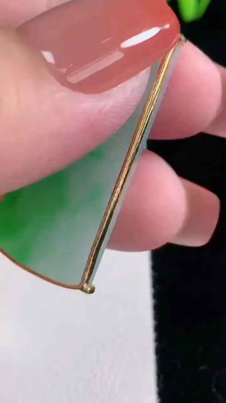 天然A货翡翠无事牌吊坠，尺寸36.3-17-4.4，重量:6.19g
12月16日