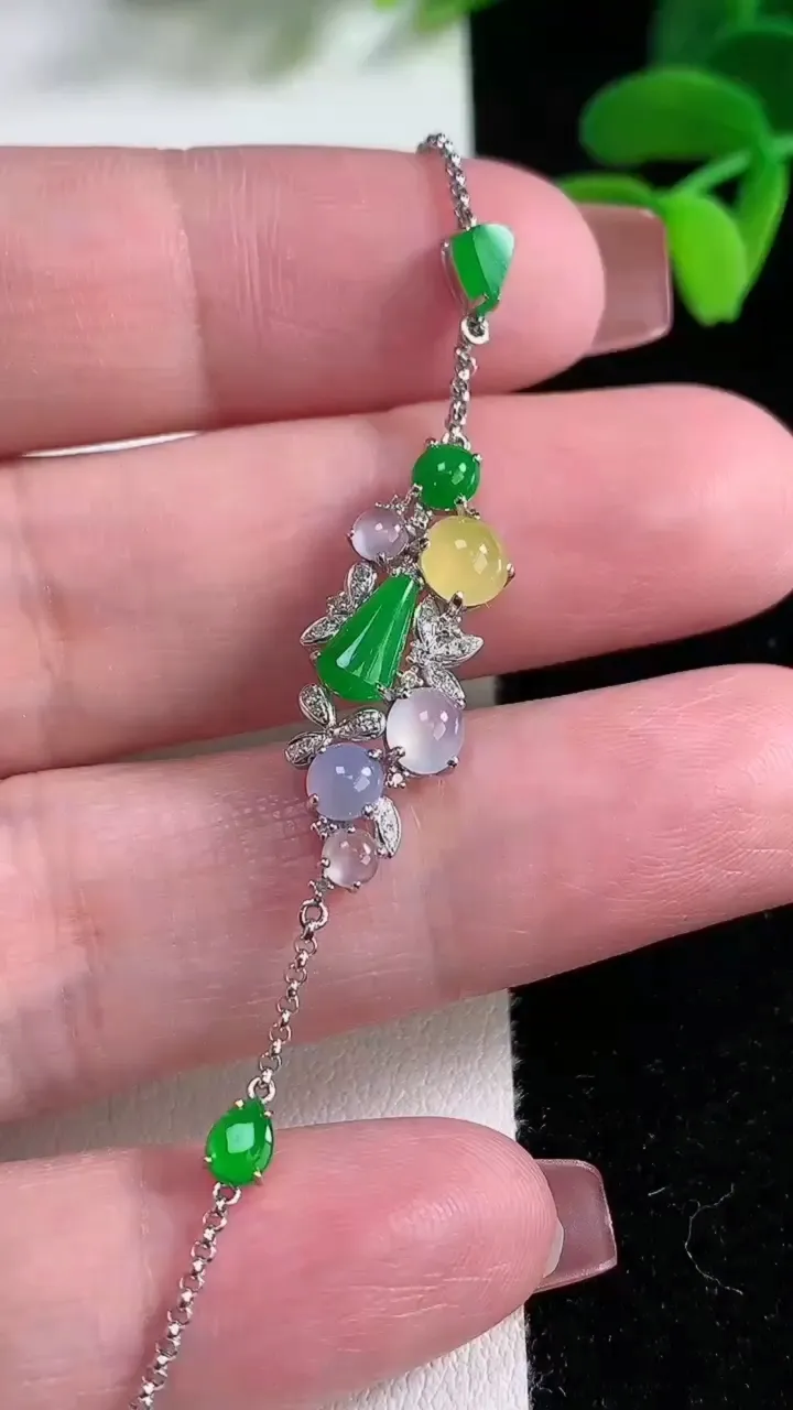 天然A货翡翠无事牌手链，尺寸26.2-10-4.8，重量:2.84g
12月16日