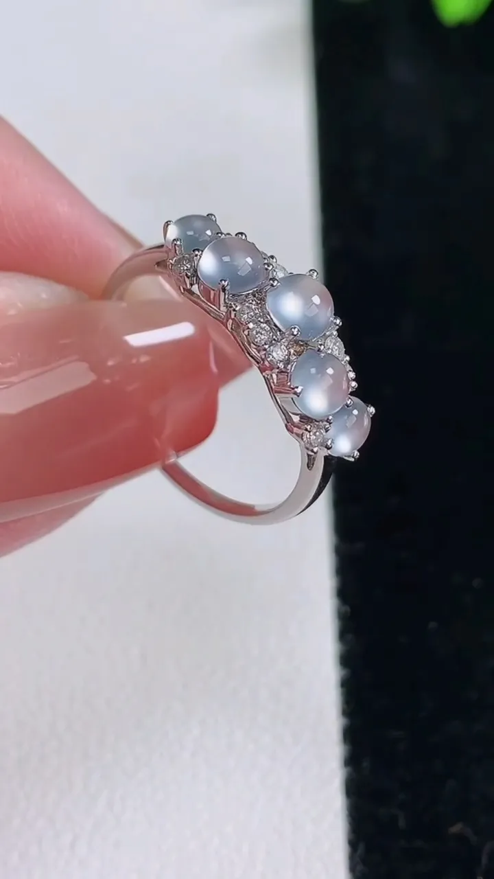 天然A货翡翠种冰种白冰蛋面戒指，尺寸16.8-3.8-5，重量:2.06g2025年12月16日
工