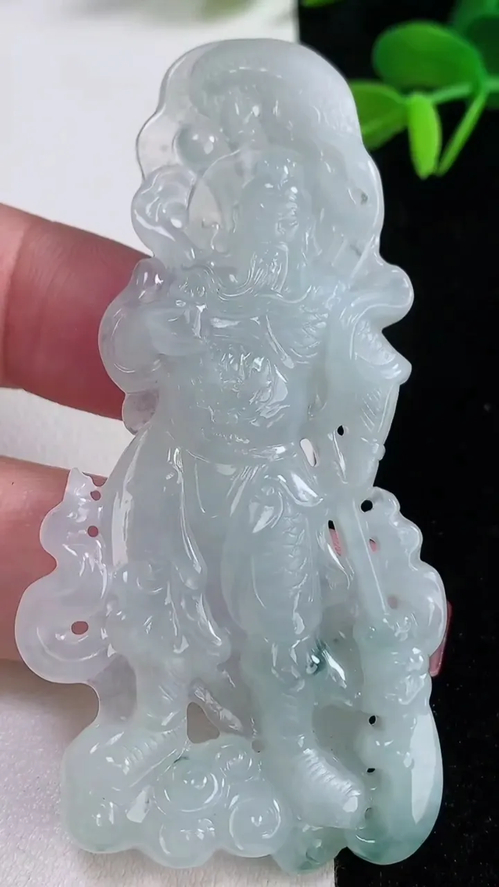 天然A货翡翠冰种飘花关公吊坠，尺寸75.7-38.3-6.2，重量:26.82g
12月16日