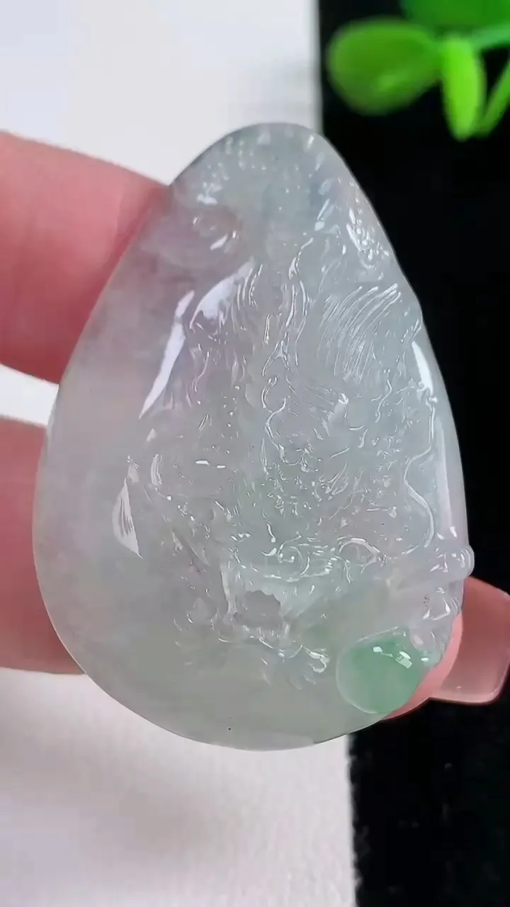 天然A货翡翠龙牌吊坠，尺寸42.6-29-8.6，重量:15.18g
12月16日