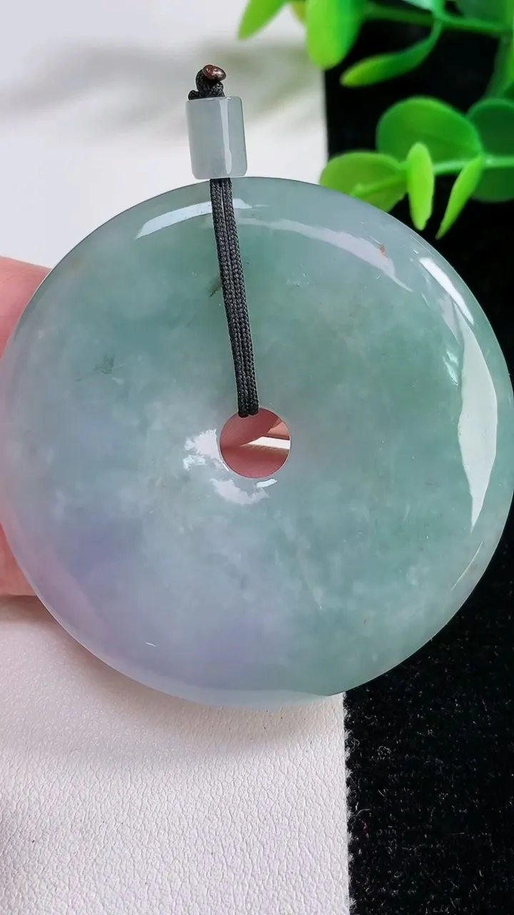 天然A货翡翠春带彩紫罗兰平安扣吊坠，尺寸54.1-6.6，重:42.04g
12月16日，