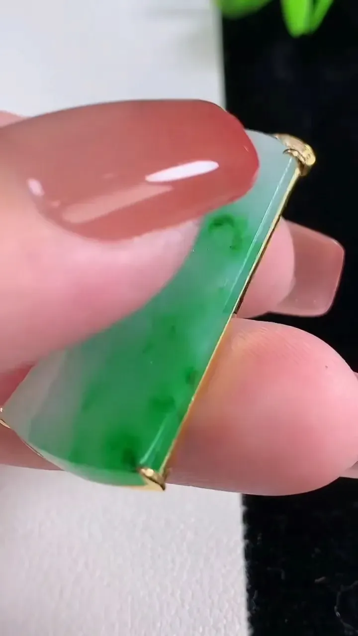 天然A货翡翠无事牌吊坠，尺寸36.3-17-4.4，重量:6.19g
12月16日