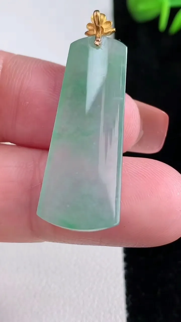 天然A货翡翠无事牌吊坠，尺寸32.8-13.5-4，重量:3.83g
12月16日