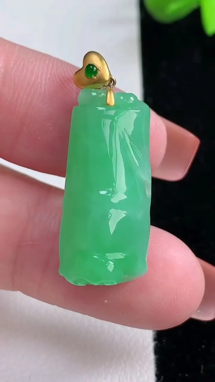 天然A货翡翠节节高升 竹节吊坠，尺寸26.2-12-7.8，重量:5.59g
12月16日