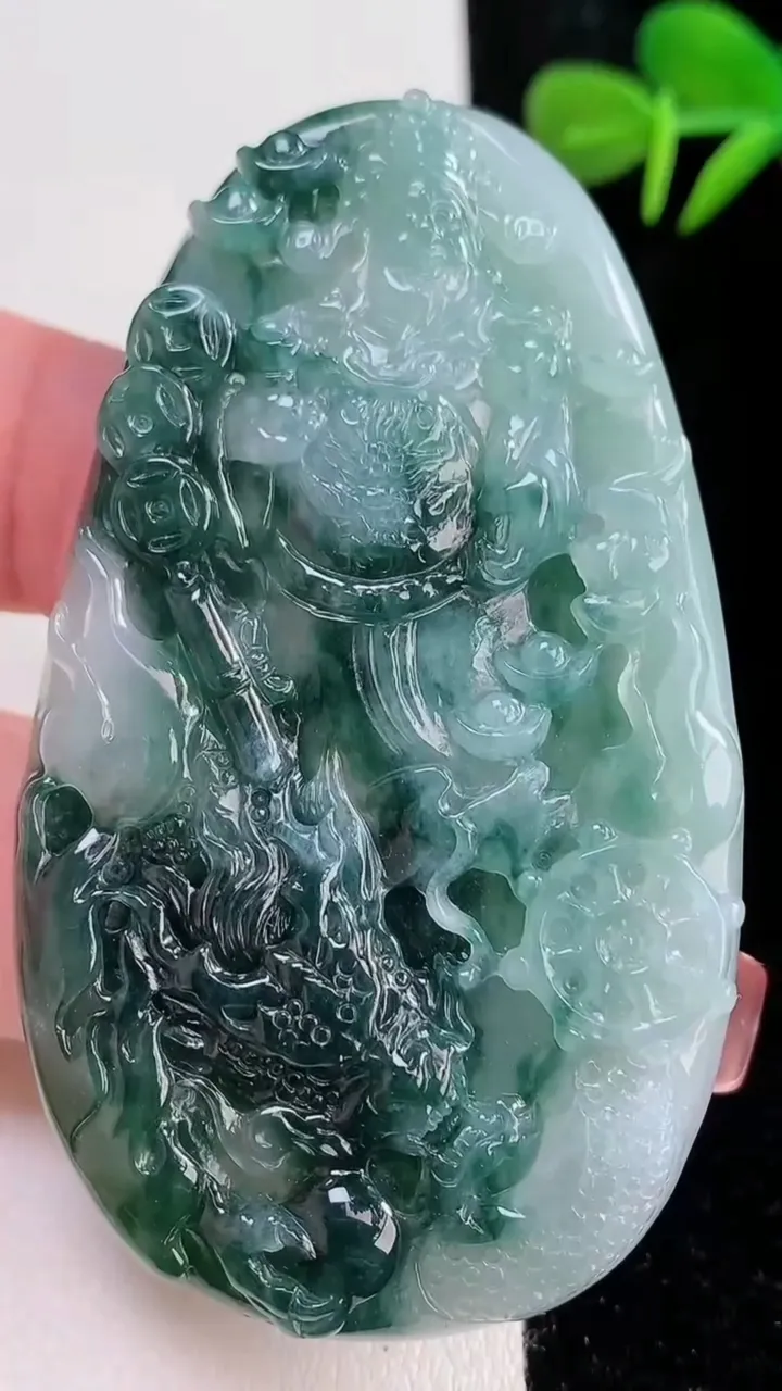 天然A货翡翠飘花御龙财神爷吊坠，尺寸67.4-39.4-5.6，重量:33.10g
12月16日