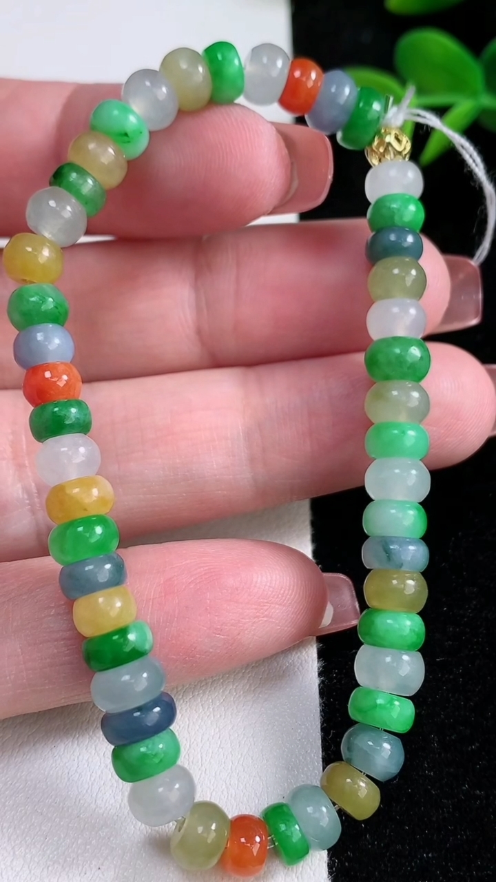 天然A货翡翠四彩算盘珠手串，尺寸6.4-4.3-47颗，重量:15.30g12月16日
工厂直销收藏