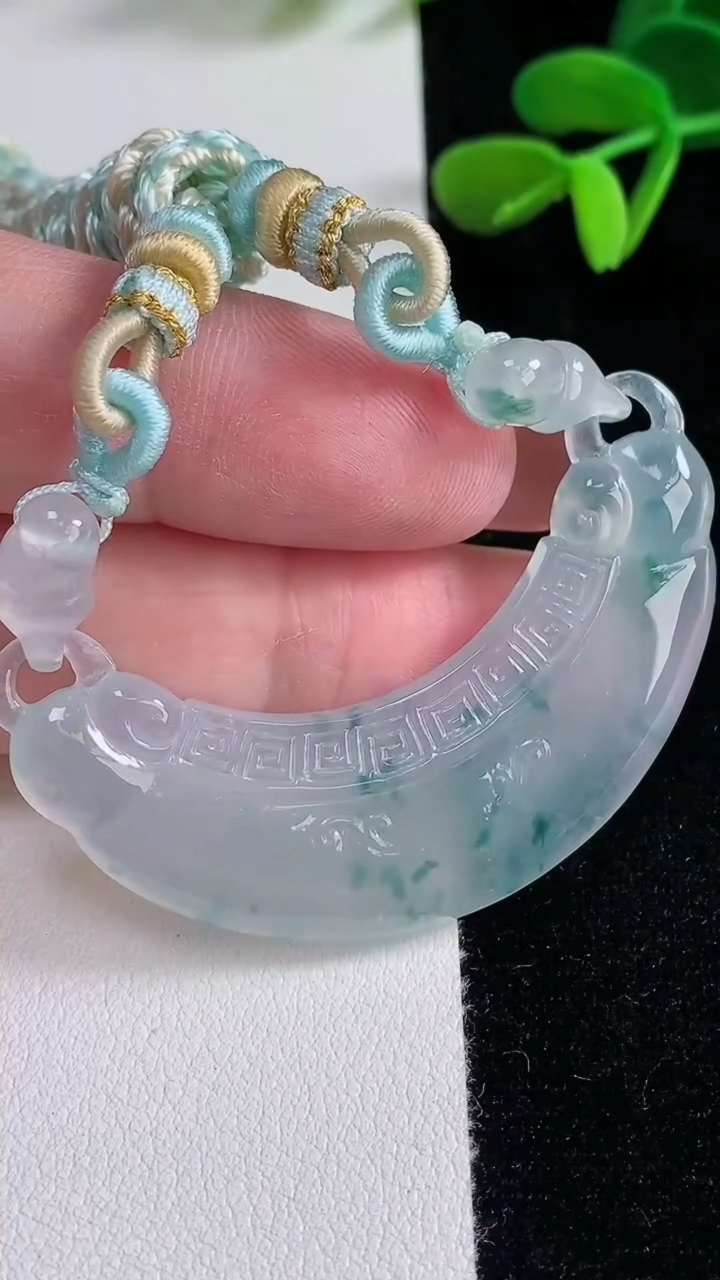 天然A货翡翠种飘花如意锁手牌，尺寸52.6-16.5-5.5，重量:18.40g
12月16日