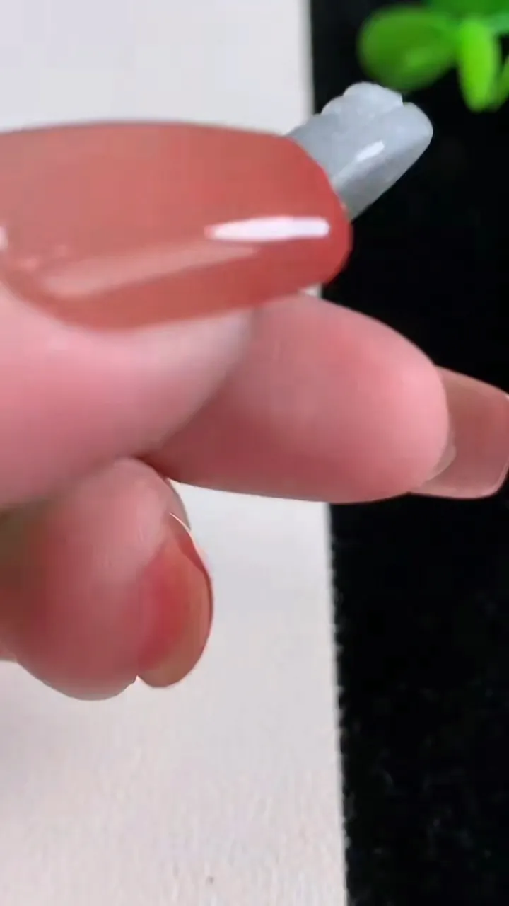 天然A货翡翠观音菩萨吊坠，尺寸54.7-33.2-5.4，重量:22.65g
12月16日