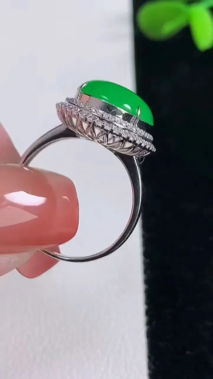 天然A货翡翠蛋面戒指，尺寸17.7-15.3-12-8.7，重量:4.55g2025年12月16日
工厂直销收藏佳品,种好水足，色泽均匀，有种有色，上手高大气！