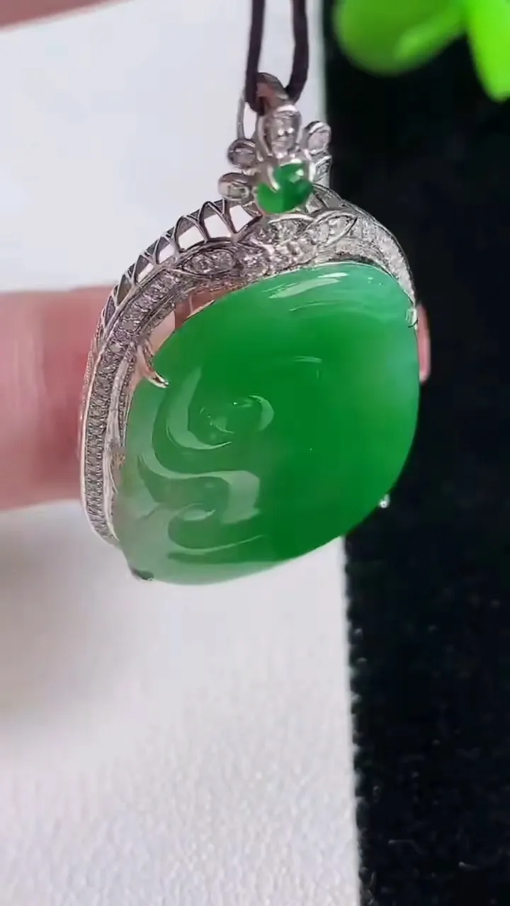 天然A货翡翠如意吊坠，尺寸42-23.5-7.6，裸石30.6-20.7重量:8.43g
12月16日