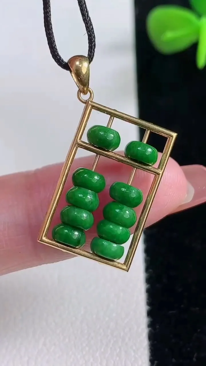 天然A货翡翠算盘吊坠，尺寸20.8-13.5-2.5，重量:2.40g
12月16日