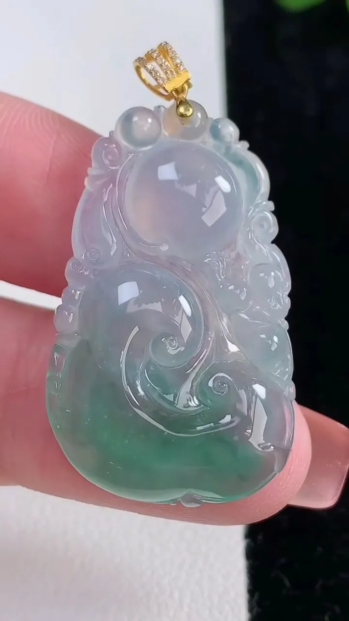 天然A货翡翠种飘花如意吊坠，尺寸35-21.7-5.2，重量:6.35g
12月16日