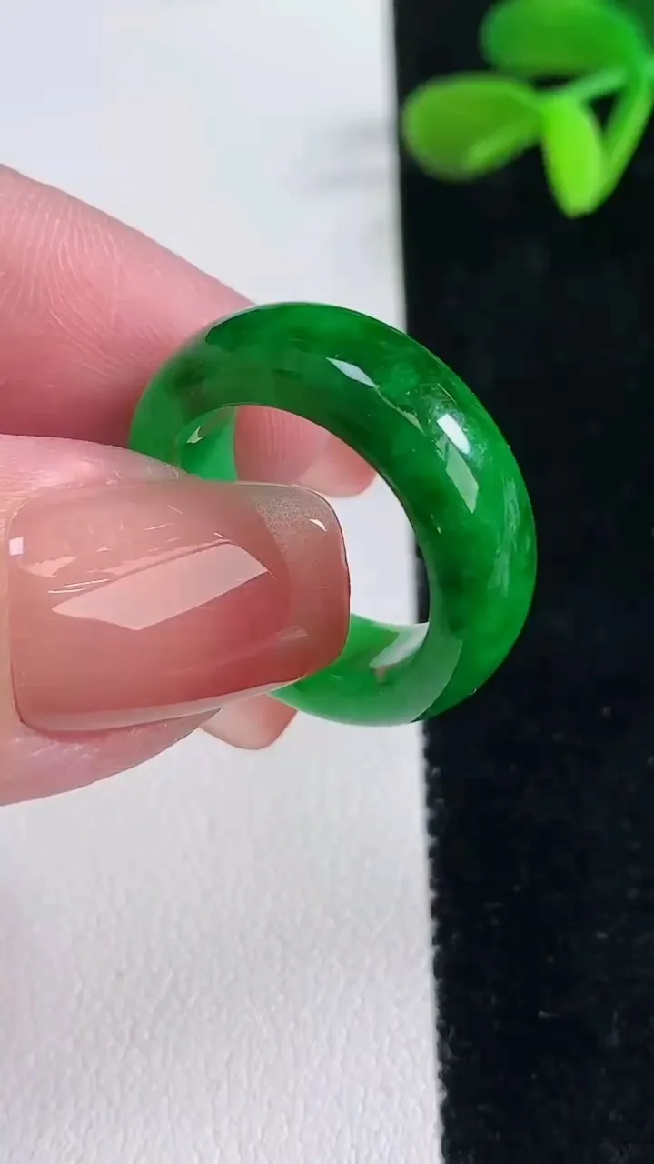 天然A货翡翠指环戒指，尺寸16.8-7.4-3.8，重量:5.73g2025年12月16日
工厂直销