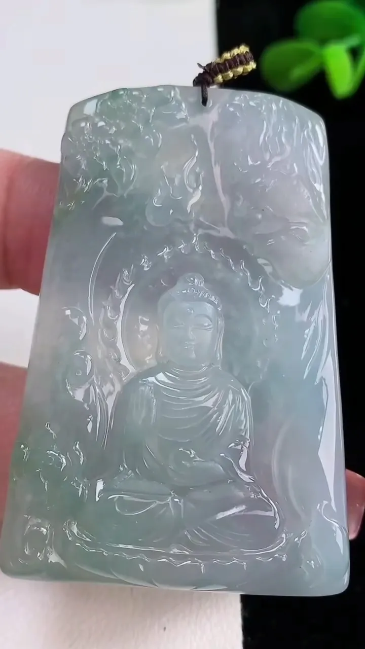 天然A货翡翠一念之间吊坠，尺寸56.5-38.6-5.2，重量:29.06g
12月16日